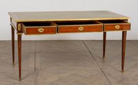 Bureau plat en placage de palissandre et acajou. (photo 2)