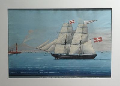 tableau représentant un voilier en pleine mer, avec un phare en arrière-plan