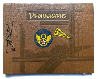 un vieux livre sur lequel figure l'image d'un avion