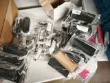 un tas d'appareils électroniques posés sur une table dans une pièce