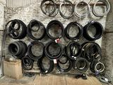 beaucoup de pneus accrochés au mur du garage