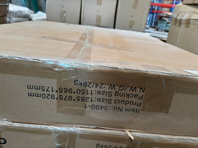 une pile de cartons empilés les uns sur les autres dans un entrepôt