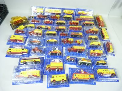 de nombreux types de trains miniatures sur la table