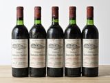 quatre bouteilles de vin sont alignées sur une table