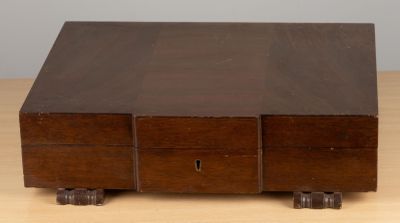 Coffret à couverts en placage d'acajou.