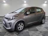 la voiture argentée est garée dans le garage sur un sol en damier