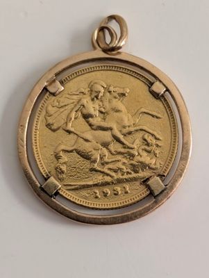 une image représentant une pièce d'or sur laquelle figure une femme à cheval