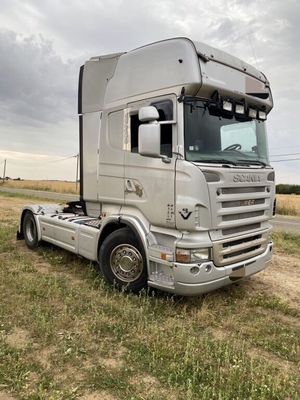 un camion garé dans l'herbe au bord de la route