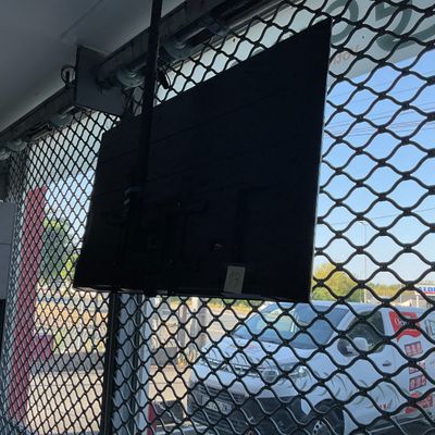 un téléviseur à écran plat fixé sur la façade d'un immeuble