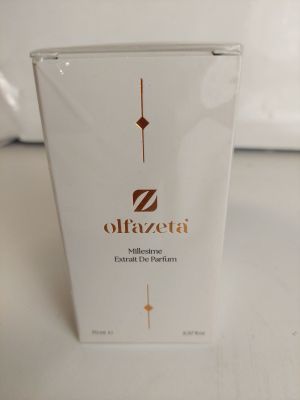 une boîte blanche avec un logo dessus, posée sur une table