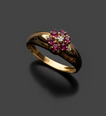 une bague en or sertie d'un rubis et d'un ensemble de diamants