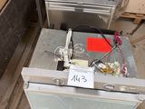 un lave-vaisselle posé à même le sol à côté d'une cuisinière