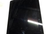 une tablette noire posée sur une table blanche