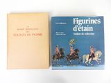 deux livres posés sur une table blanche, sur fond bleu