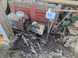 un tas de bois et une caisse portant le numéro 15