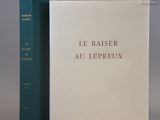 le livre est ouvert et posé sur la table, à côté de l'autre livre