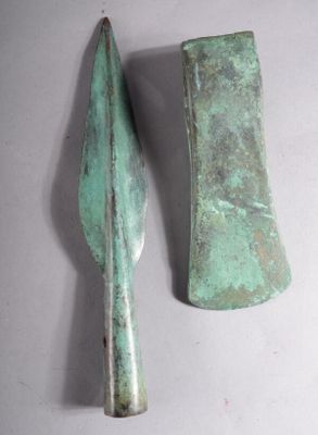 two pieces of metal are sitting next to each other on a table