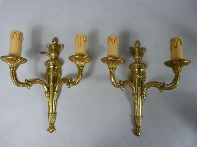 * Paire d'appliques murales en bronze de style louis XVI écl…