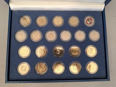 beaucoup de pièces dans une boîte bleue posée sur la table