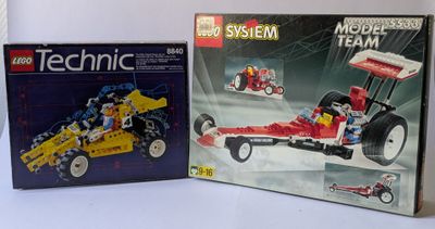 deux sets lego technic dans la boite sur la table