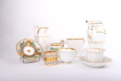 de nombreuses tasses et soucoupes posées sur une table
