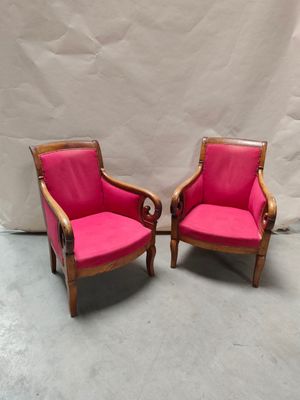 paire de fauteuils rembourrés roses avec accoudoirs en bois