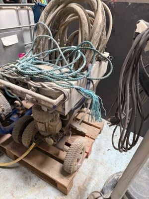 un tas de cordes posé sur une palette à côté d'une machine