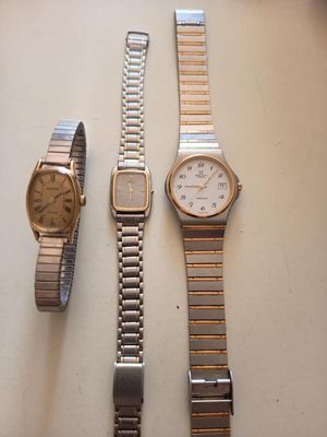 trois montres sont posées les unes à côté des autres sur une table