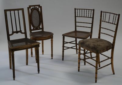 trois chaises, dont une avec une assise marron, une autre avec une assise noire et une troisième avec un fond blanc