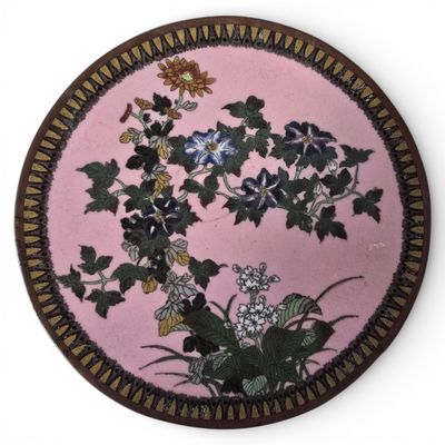une photo d'une assiette rose décorée de fleurs