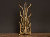 un vase en or posé sur une table en bois