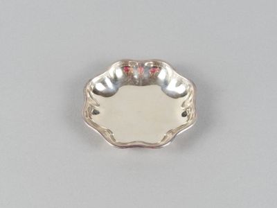assiette en argent plaqué ornée d'un motif floral sur le bord