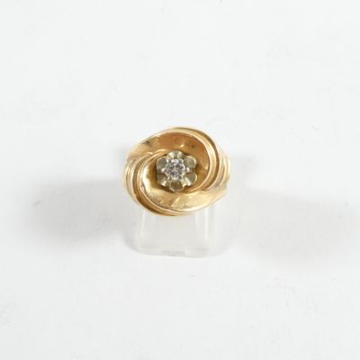 une image d'une bague en or avec un diamant au centre