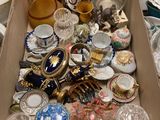 une boîte remplie de verres de toutes sortes posée sur une table
