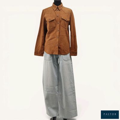 une photo d'un mannequin portant une chemise marron et un pantalon gris