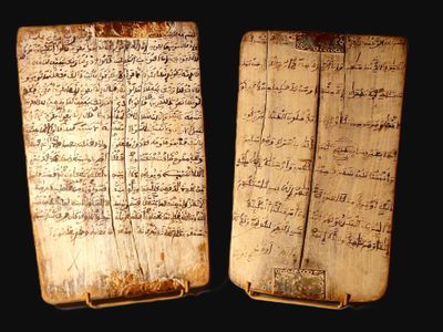 HAOUSSA, Niger. Deux anciennes tables coraniques « Aluha » d…