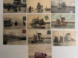de nombreuses photos de bateaux sur l'eau accrochées au mur