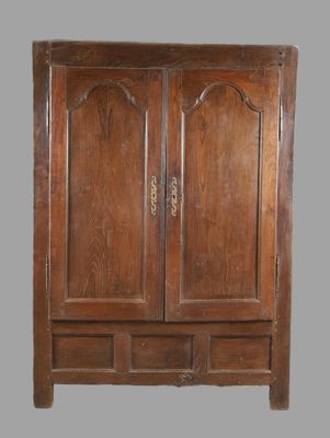 une vieille armoire en bois à deux portes et deux tiroirs