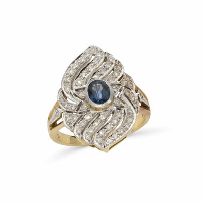 gros plan d'une bague en diamant et saphir sur fond blanc
