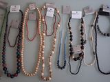 tout un tas de colliers différents accrochés à un mur