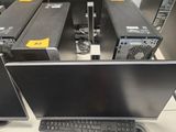 beaucoup d'ordinateurs posés sur une table