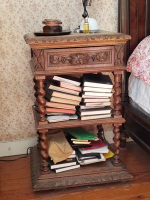une table en bois sur laquelle sont posés plusieurs livres