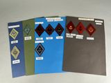 Plusieurs types de badges sont exposés sur une table