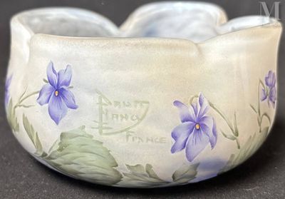 un bol blanc orné de fleurs violettes peintes dessus