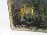 une image montrant un gros plan d'un tableau sur une surface blanche