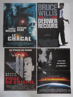 trois affiches de cinéma représentant un homme tenant un pistolet à la main