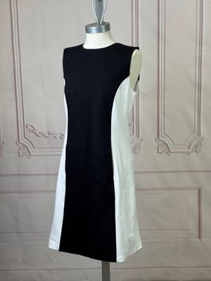 robe sans manches noire et blanche posée sur un mannequin