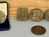 trois pièces et une pièce sont posées sur une table, à côté d'une boîte