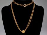gros plan d'un collier à chaîne en or sur un mannequin