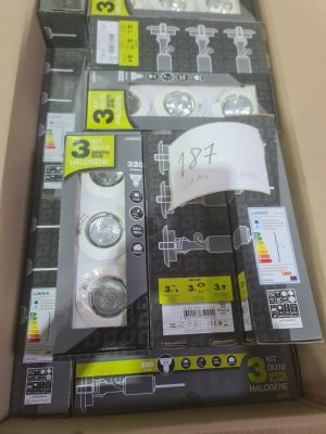 une boîte contenant tout un tas d'appareils électroniques